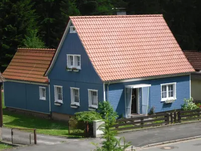 Das Gebäude in dem sich das Ferienhaus befindet
