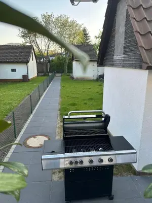 Ein für Gäste verfügbarer Grill im Ferienhaus