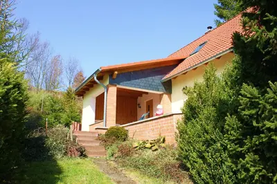 Das Gebäude in dem sich das Ferienhaus befindet