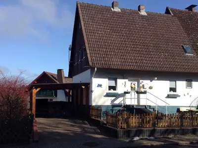 Das Gebäude in dem sich das Ferienhaus befindet