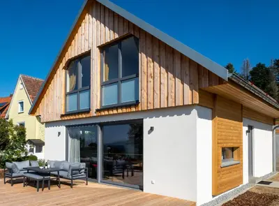 Das Gebäude in dem sich das Ferienhaus befindet