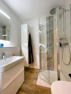 Ein Badezimmer in der Unterkunft LIGHTQUARTIER Treefield -Sauna - Balkon- Waldnähe