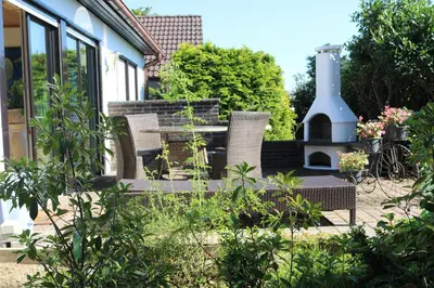 Ein Garten an der Unterkunft Ferienwohnung Lohrenz
