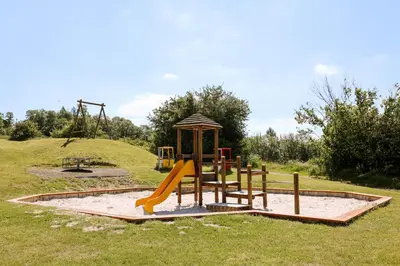 Ein Kinderspielbereich in der Unterkunft Morgenrot Lodge, im Harz, mit Schwimmbad und Sauna