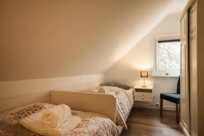 Ein Bett oder Betten in einem Zimmer der Unterkunft Haus Sonneck - Apartmenthaus - Sonnenterrasse mit Grill - 1-8 Personen - ruhige Lage mit Blick über Braunlage