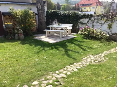 Ein Garten an der Unterkunft Ferienwohnung Uwe's Sporthütte