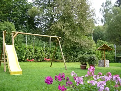 Ein Garten an der Unterkunft Harzhaus am Brunnen