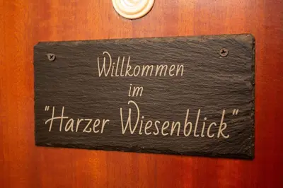 Ein Zertifikat, Auszeichnung, Logo oder anderes Dokument, das in der Unterkunft FeWo Harzer Wiesenblick, bis 2 Hunde willkommen, W-Lan, Sauna, DTV 4 Sterne, 3 Pfoten ausgestellt ist