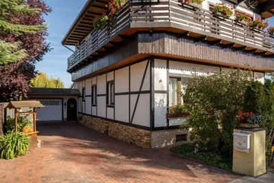 Das Gebäude in dem sich die Ferienwohnung befindet