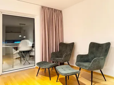 Ein Sitzbereich in der Unterkunft STANMA Lodge Braunlage - Naturpartments am Fluss mit Sauna und Bergblick