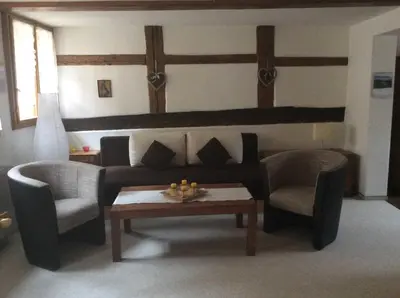 Ein Sitzbereich in der Unterkunft Ferienwohnung im ältesten Fachwerkhaus