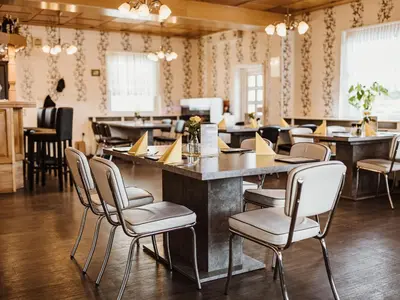 Ein Restaurant oder anderes Speiselokal in der Unterkunft REBENTISCH - HOTEL Ferienwohnungen Restaurant