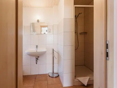 Ein Badezimmer in der Unterkunft REBENTISCH - HOTEL Ferienwohnungen Restaurant