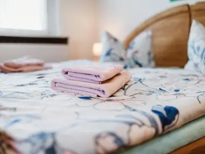 Ein Bett oder Betten in einem Zimmer der Unterkunft REBENTISCH - HOTEL Ferienwohnungen Restaurant