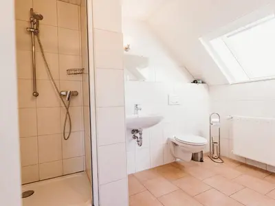 Ein Badezimmer in der Unterkunft REBENTISCH - HOTEL Ferienwohnungen Restaurant