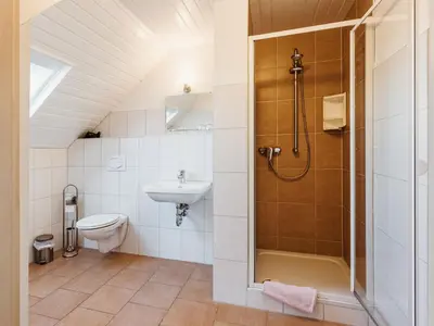 Ein Badezimmer in der Unterkunft REBENTISCH - HOTEL Ferienwohnungen Restaurant