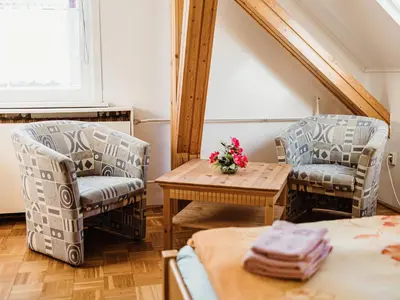 Ein Sitzbereich in der Unterkunft REBENTISCH - HOTEL Ferienwohnungen Restaurant