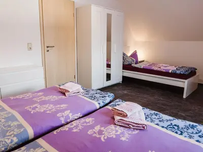 Ein Bett oder Betten in einem Zimmer der Unterkunft REBENTISCH - Hotel FERIENWOHNUNGEN Restaurant