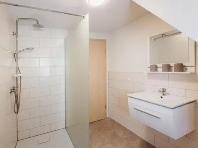 Ein Badezimmer in der Unterkunft REBENTISCH - Hotel FERIENWOHNUNGEN Restaurant