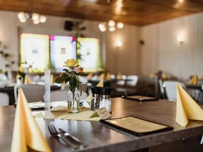Ein Restaurant oder anderes Speiselokal in der Unterkunft REBENTISCH - Hotel FERIENWOHNUNGEN Restaurant