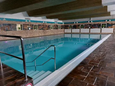 Der Swimmingpool an oder in der Nähe von Ferienwohnung Penthouse Wolke 16 mit Schwimmbad und Saunanutzung
