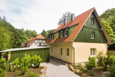 Das Gebäude in dem sich das Ferienhaus befindet