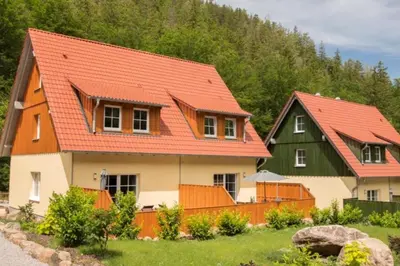 Das Gebäude in dem sich das Ferienhaus befindet