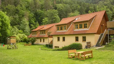 Das Gebäude in dem sich das Ferienhaus befindet