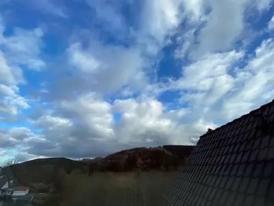 Ein allgemeiner Bergblick oder ein Berglick von der Ferienwohnung aus