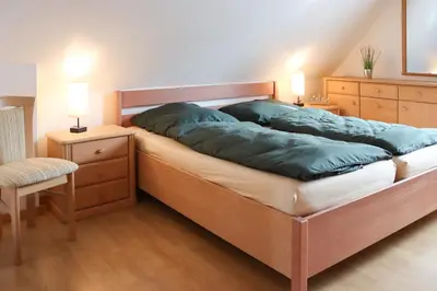 Ein Bett oder Betten in einem Zimmer der Unterkunft Ferienwohnung -Villa Am Stadtpark- Blankenburg mit Balkon und Sauna