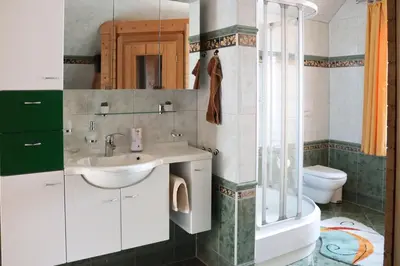 Ein Badezimmer in der Unterkunft Ferienwohnung -Villa Am Stadtpark- Blankenburg mit Balkon und Sauna