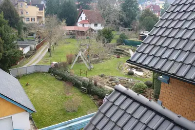 Ein Garten an der Unterkunft Ferienwohnung -Villa Am Stadtpark- Blankenburg mit Balkon und Sauna