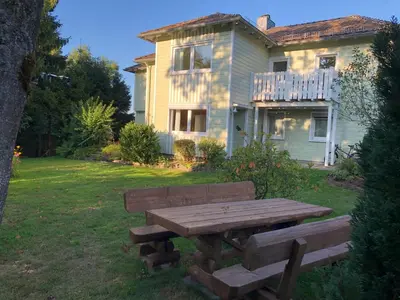 Ein Garten an der Unterkunft Haus Hahn im Klee