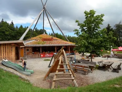 Ein Garten an der Unterkunft Ferienhaus Nr 51, Typ B, Ferienanlage Blauvogel, Hasselfelde, Harz - b50651