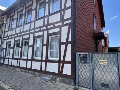 Das Gebäude in dem sich das Ferienhaus befindet