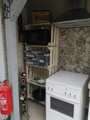 Küche/Küchenzeile in der Unterkunft Pauls Hexenhaus Wohnung Hexe mit Fahrrad Garage und Innenhof für Motorräder