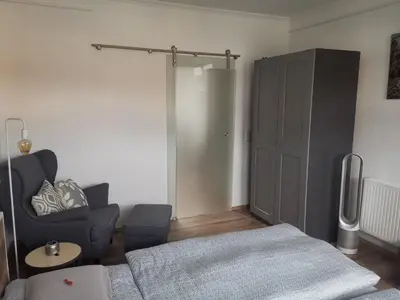 Ein Bett oder Betten in einem Zimmer der Unterkunft Pauls Hexenhaus Wohnung Hexe mit Fahrrad Garage und Innenhof für Motorräder