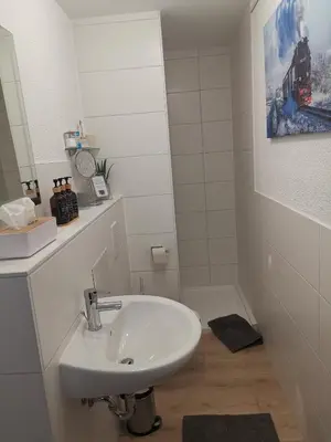 Ein Badezimmer in der Unterkunft Pauls Hexenhaus Wohnung Hexe mit Fahrrad Garage und Innenhof für Motorräder