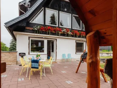 Das Gebäude in dem sich das Ferienhaus befindet