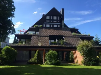 Das Gebäude in dem sich das Ferienhaus befindet