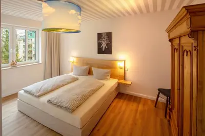 Ein Bett oder Betten in einem Zimmer der Unterkunft Plumbohms Haus Looges