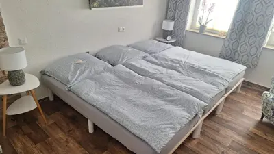 Ein Bett oder Betten in einem Zimmer der Unterkunft Pauls Hexenhaus Wohnung Teufel mit Familienbett