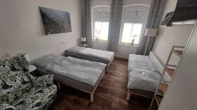 Ein Bett oder Betten in einem Zimmer der Unterkunft Pauls Hexenhaus Wohnung Teufel mit Familienbett
