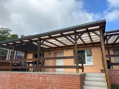Das Gebäude in dem sich das Ferienhaus befindet