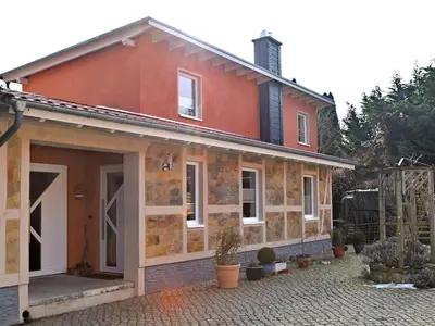 Das Gebäude in dem sich das Ferienhaus befindet