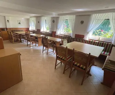 Ein Restaurant oder anderes Speiselokal in der Unterkunft Haus PANORAMA - Appartement Auszeit 2