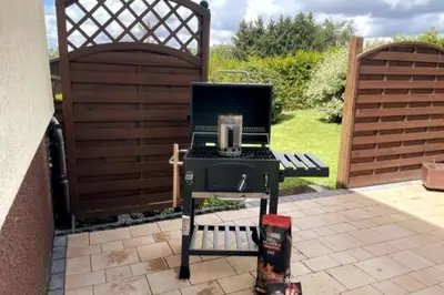 Ein für Gäste verfügbarer Grill in der Ferienwohnung