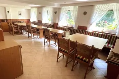 Ein Restaurant oder anderes Speiselokal in der Unterkunft Haus PANORAMA - Appartement Auszeit 3