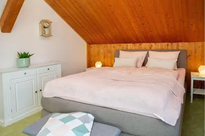 Ein Bett oder Betten in einem Zimmer der Unterkunft Ferienwohnung Anemone mit Bergblick
