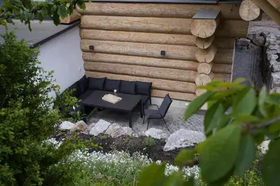 Ein Sitzbereich in der Unterkunft Tiefenbach-Chalet